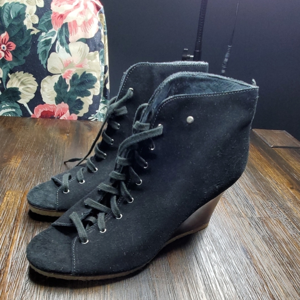 Ugg Elyse Open Toe Lace-Up Wedge Bootie

 8